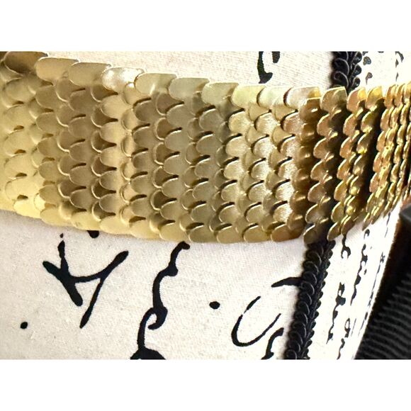 Vtg. 1970s Gold-Tone Stretch Belt Made in Hong Kong Floral Clasp Scalloped Links - Picture 5 of 8